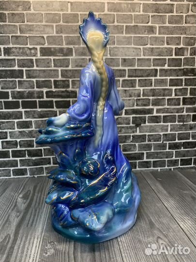 Фарфоровая статуэтка 