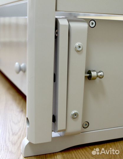 Детская кроватка с продольным маятником