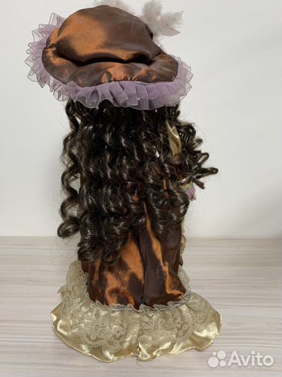 Кукла фарфоровая