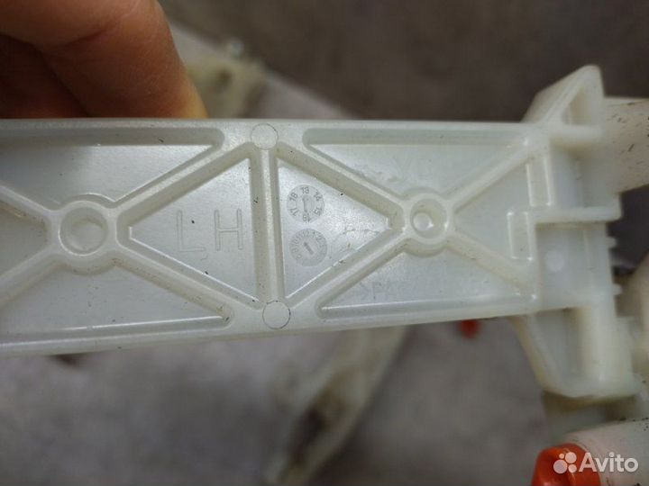 Кронштейн ручки двери левый Kia Cerato 2014