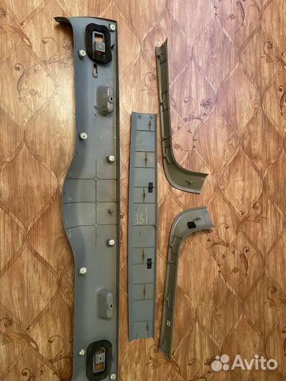 Пластик обшивки крышки багажника бмв е53