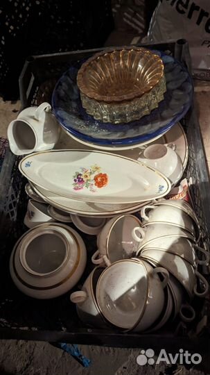Тарелки разных размеров, чайный сервиз