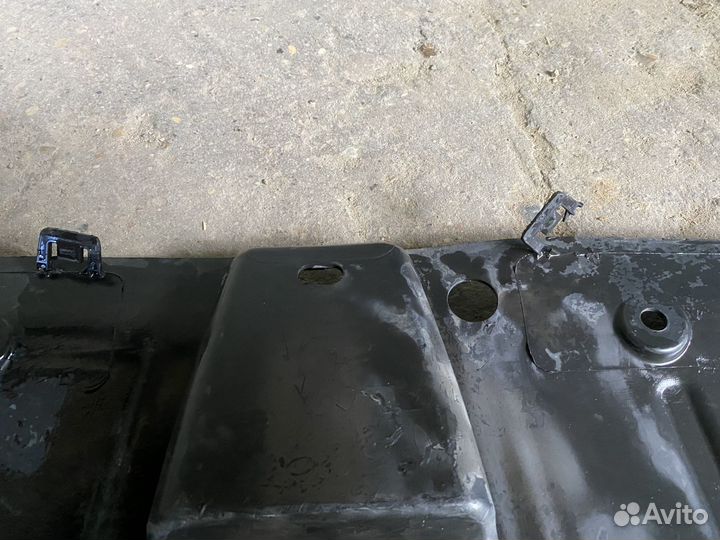 Накладка замка капота Audi A8 S8