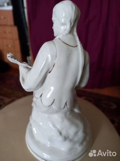 Статуэтка Девушка плетущая венок