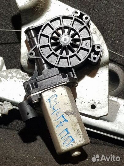 Стеклоподъемник передний правый Renault Duster