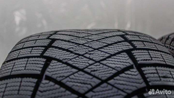 Pirelli Ice Zero FR 215/55 R17 98H