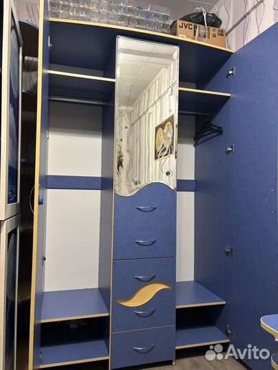 Шкаф с зеркалом в детскую комнату