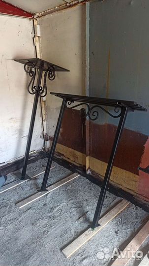 Столик и лавочка на кладбище