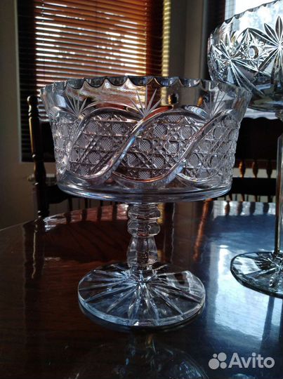 Ваза для фруктов на ножке