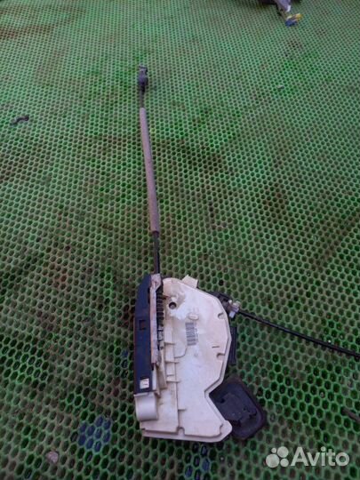 Замок двери задний левый Volkswagen Polo V CFN