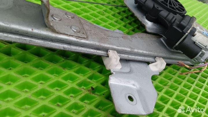 Передний правый стеклоподъёмник Renault Sandero 1