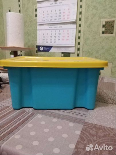 Пластиковый ящик с крышкой