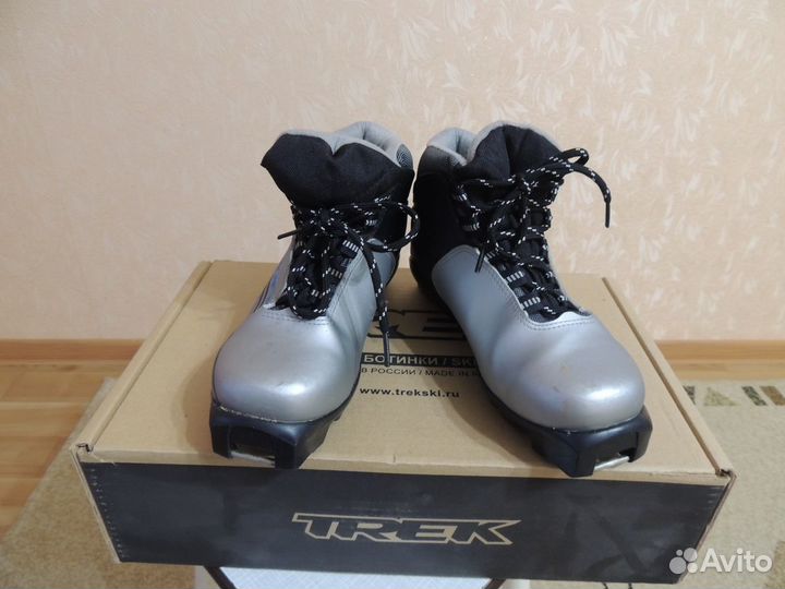 Зимние виды спорта. детские лыжные ботинки. размер