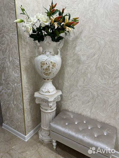 Ваза на колонне интерьерная