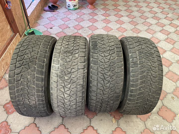 Bridgestone Blizzak DM-V2 285/45 R22