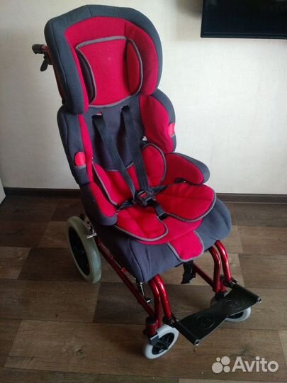 Детское инвалидное кресло-коляска