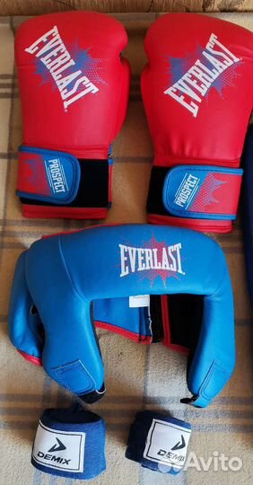 Шлем, боксерские перчатки и защита голени