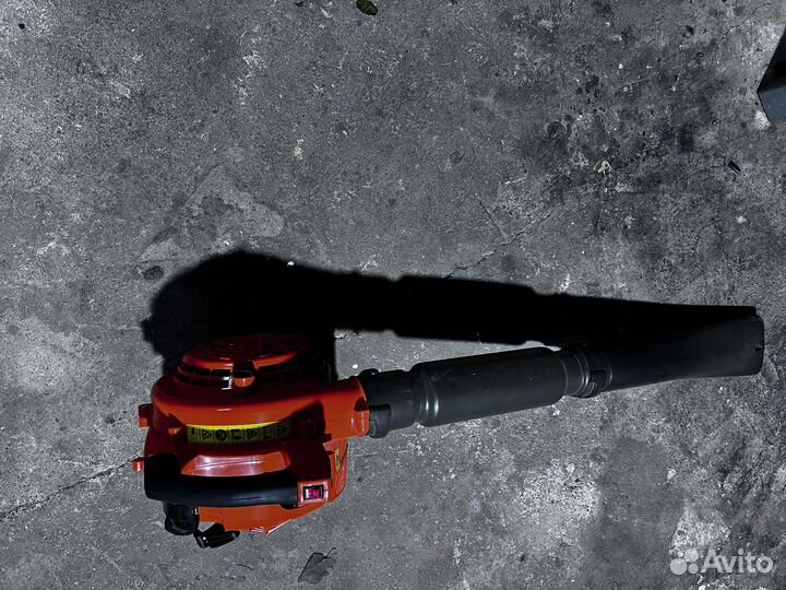 Бензиновая воздуходувка