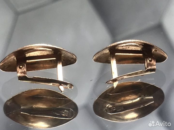 Золотые серьги 585 пробы, массой 2,1 грамма