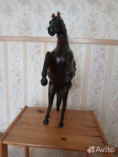 Статуэтка конь