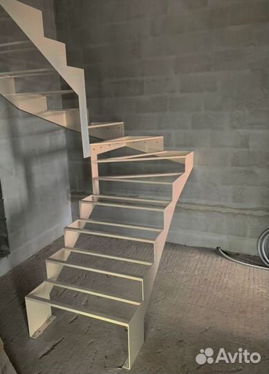 Лестница прямая на металлокаркасе