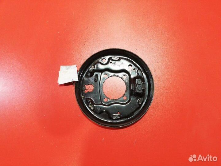 Тормозной щит задний правый Toyota Corolla Runx