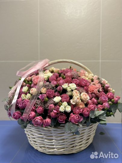 Кустовые пионовидные розы в корзине