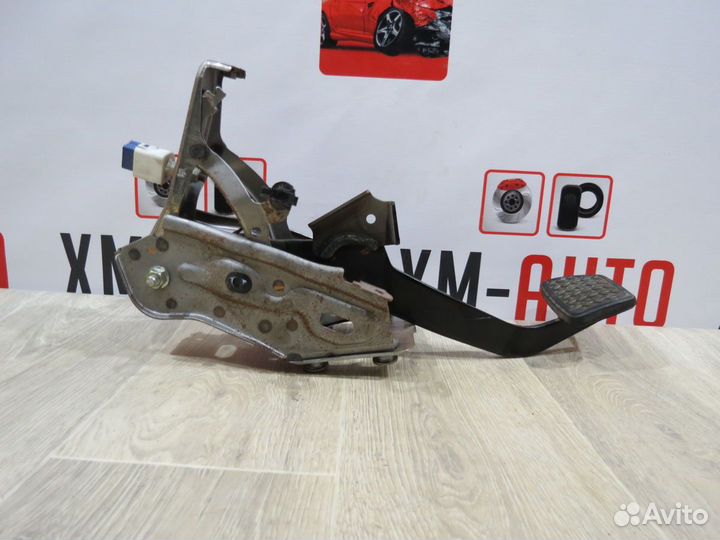 Педаль тормоза Toyota Camry 40