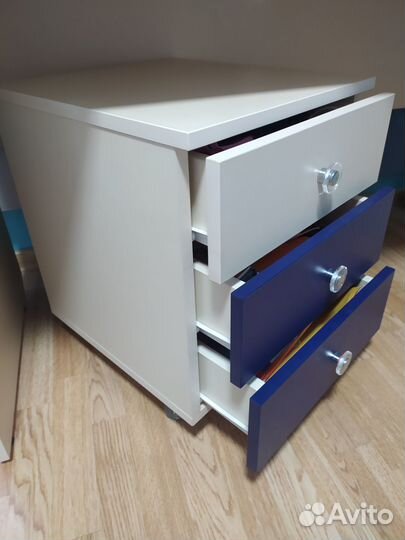 Письменный стол с тумбочкой для школьника