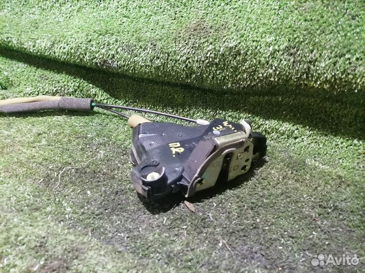 Замок двери передний правый Toyota Windom MCV30