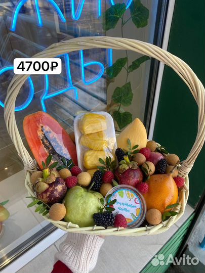 Фруктовая корзина из экзотики и ягод