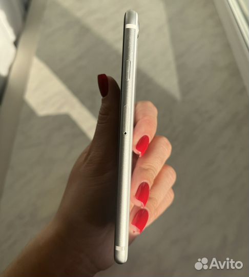 iPhone SE, 128 ГБ