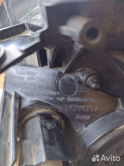 Передняя правая фара Тойота аурис