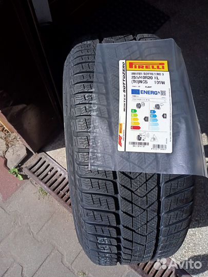 Pirelli Winter Sottozero 3 255/40 R20