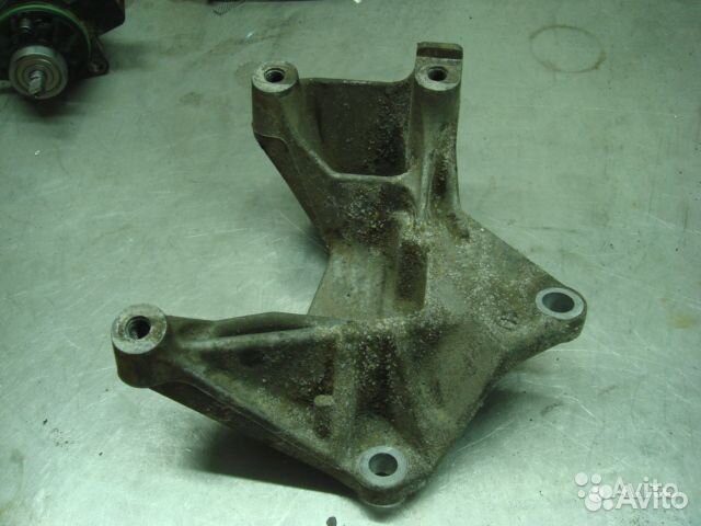 Тойота крепление актуатора кпп Toyota Auris Coroll