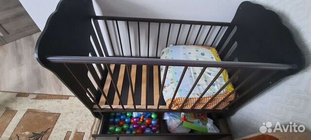 Детская кроватка с маятником и ящиком