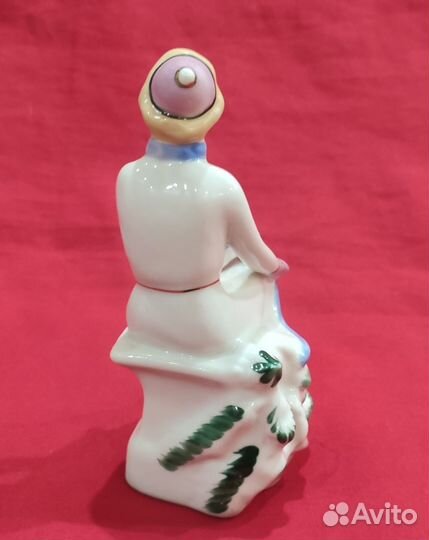 Статуэтка фарфоровая. Конькобежка на отдыхе. СССР