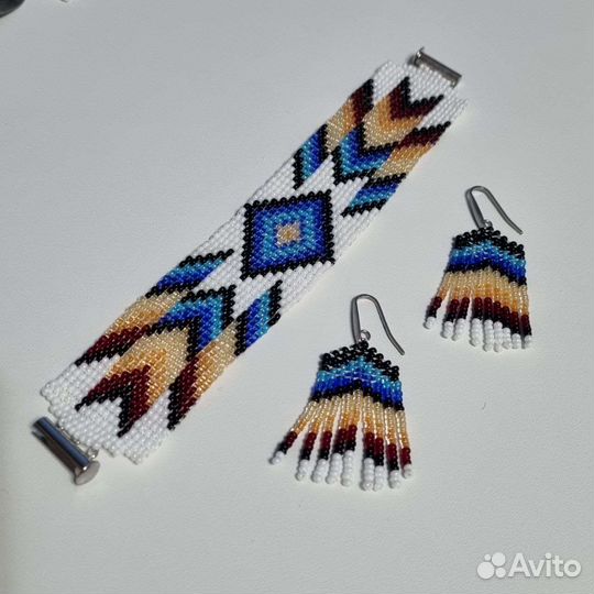 Набор браслет и серьги из бисера
