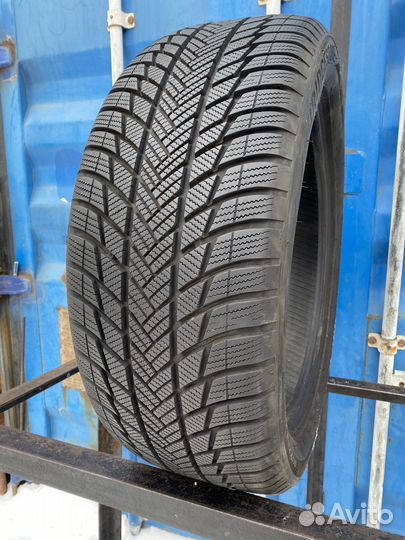 Bridgestone Blizzak LM-001 235/50 R19