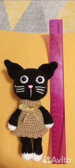 Вязаный черный котик