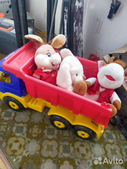 Грузовик с игрушками