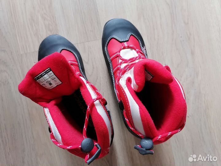 Лыжные ботинки 37 размер, лыжи и палки