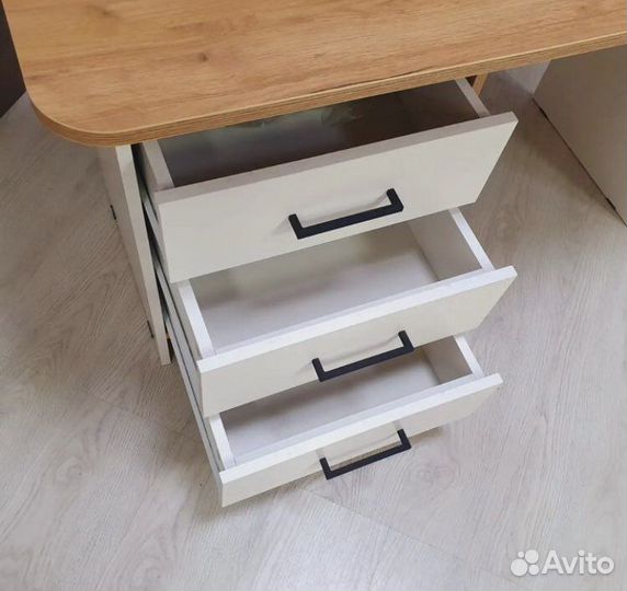 Стол письменный