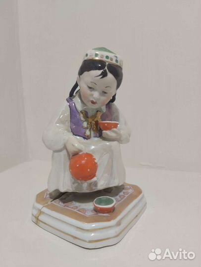 Фарфоровая статуэтка узбечка