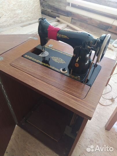 Швейная машинка ножная с тумбой