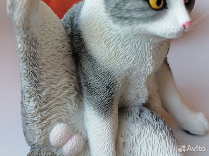 Котик на пуфике - Коллекционные фигурки животных
