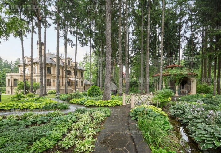 Коттедж 860 м² на участке 39 сот.