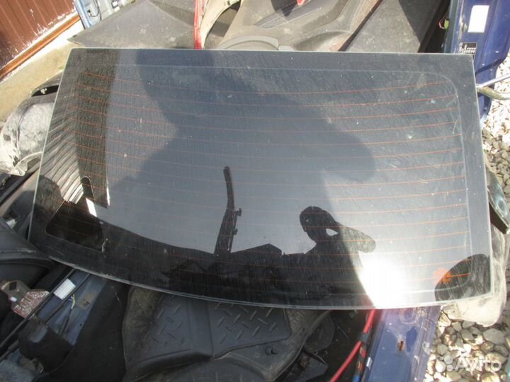 Стекло заднее на киа рио с 06по11год седан
