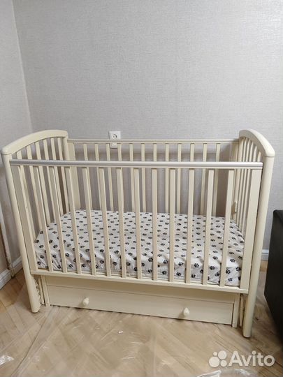 Детская кроватка с маятником и ящиком