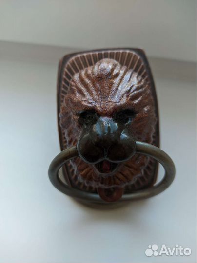 Дверная ручка лев